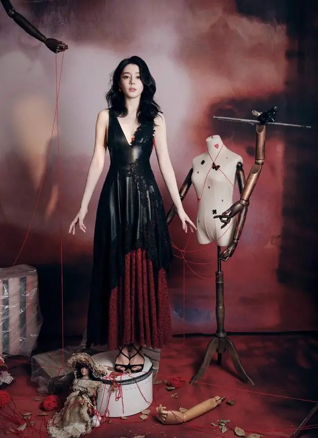 迪丽热巴化身提线木偶女郎，神秘感拉满。