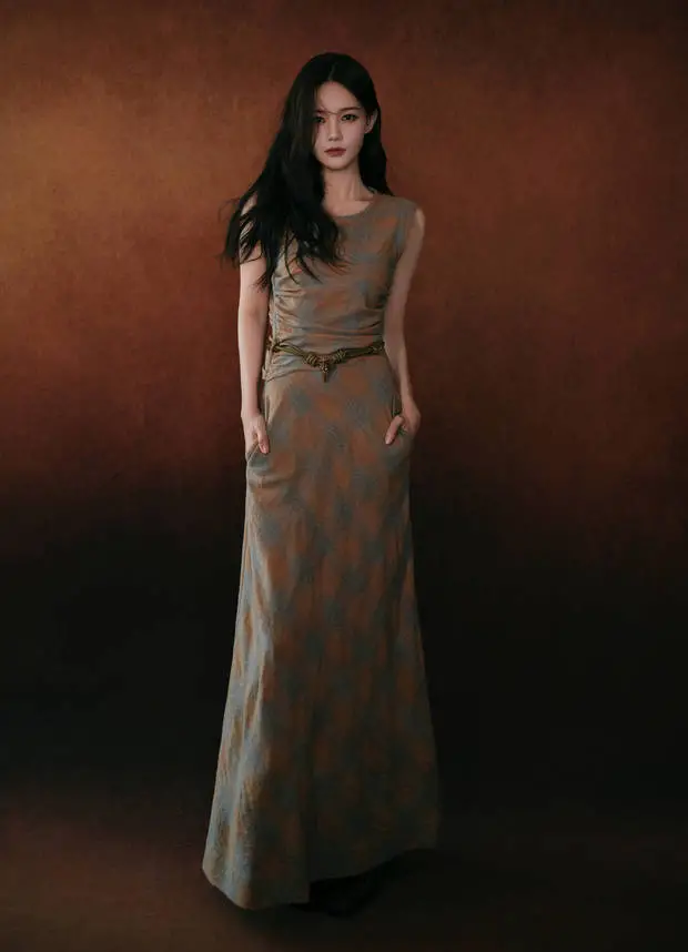 搜狐娱乐讯 6月6日，李一桐一组写真美照释出，照片中她穿格纹修身长裙展现完美身材曲线，大波浪造型优雅魅惑，眼神凌厉深邃。