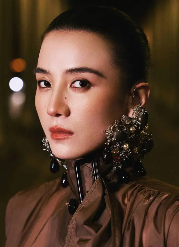 宋佳侧眸凝望，眼神锐利。