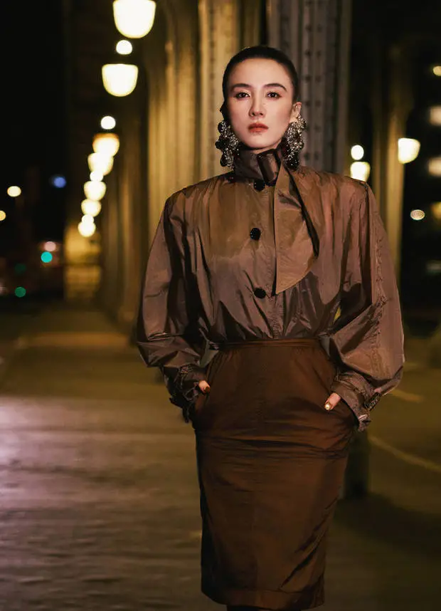 宋佳直视镜头，从容又矜贵。