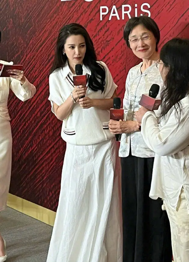 李冰冰认真倾听。