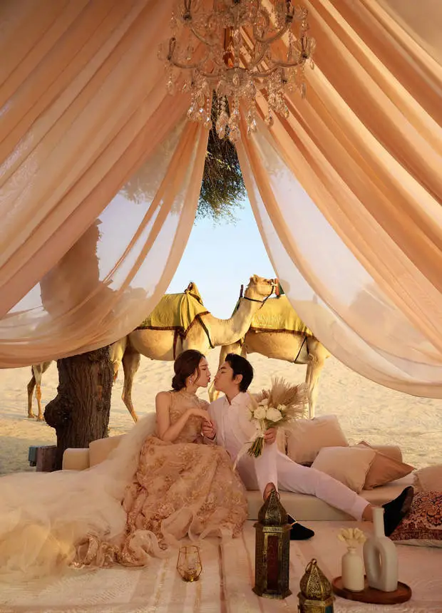 2018年12月22日，王祖蓝晒出一家三口握手照，宣布妻子李亚男生女。2020年6月21日，王祖蓝宣布妻子李亚男怀二胎。2020年12月17日，王祖蓝发文宣布二胎得女。