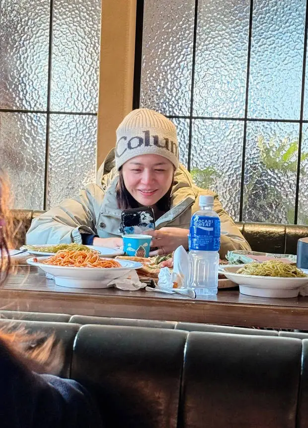 网友偶遇陈妍希离婚前带儿子游玩，戴婚戒素颜现身，笑容满面