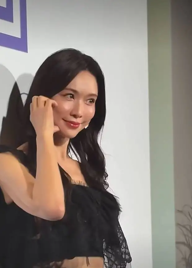 林志玲神情温婉娇柔。