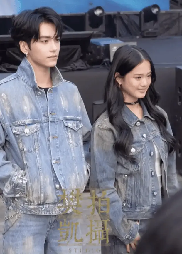 邵兵儿子钟丽缇女儿穿牛仔外套。