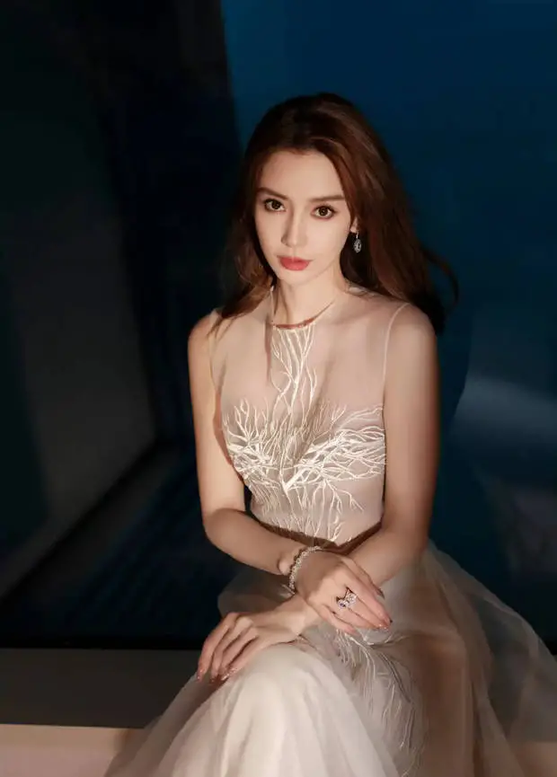 Angelababy一袭朦胧透视白纱裙 似圣洁的白天鹅
