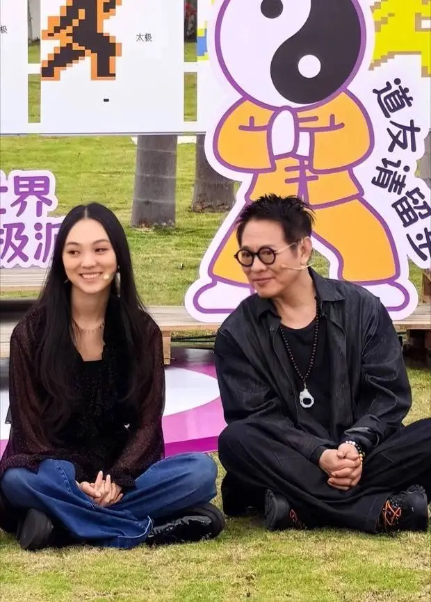 Jane五官神似妈妈利智,身高已追上老爸。