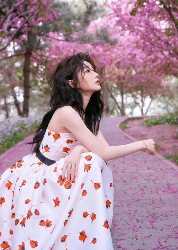 毛晓彤侧颜精致，下颌线条清晰。