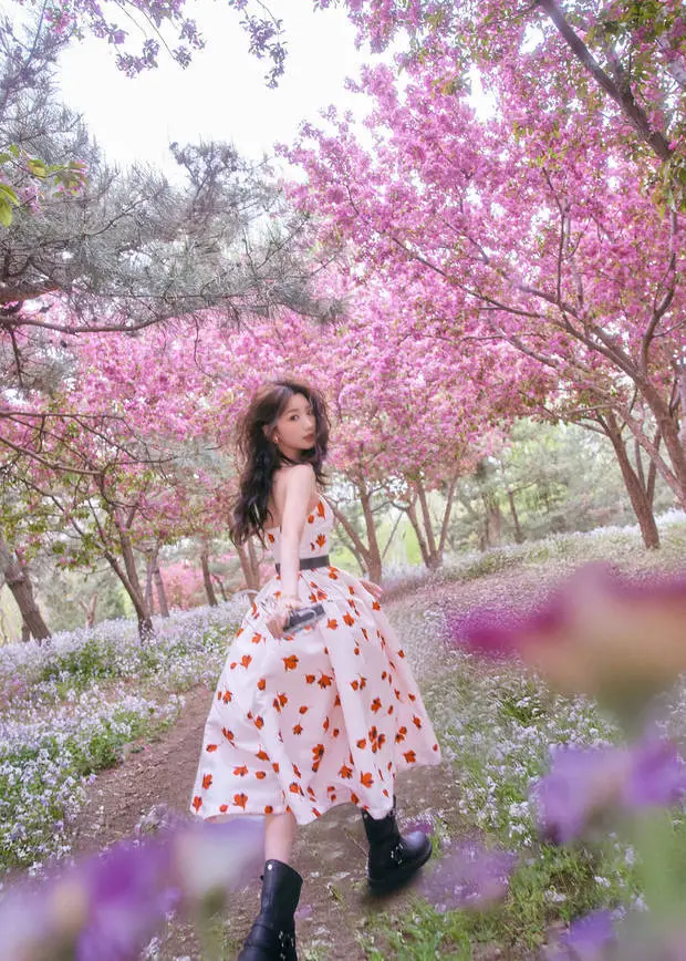 毛晓彤回眸的瞬间好美。