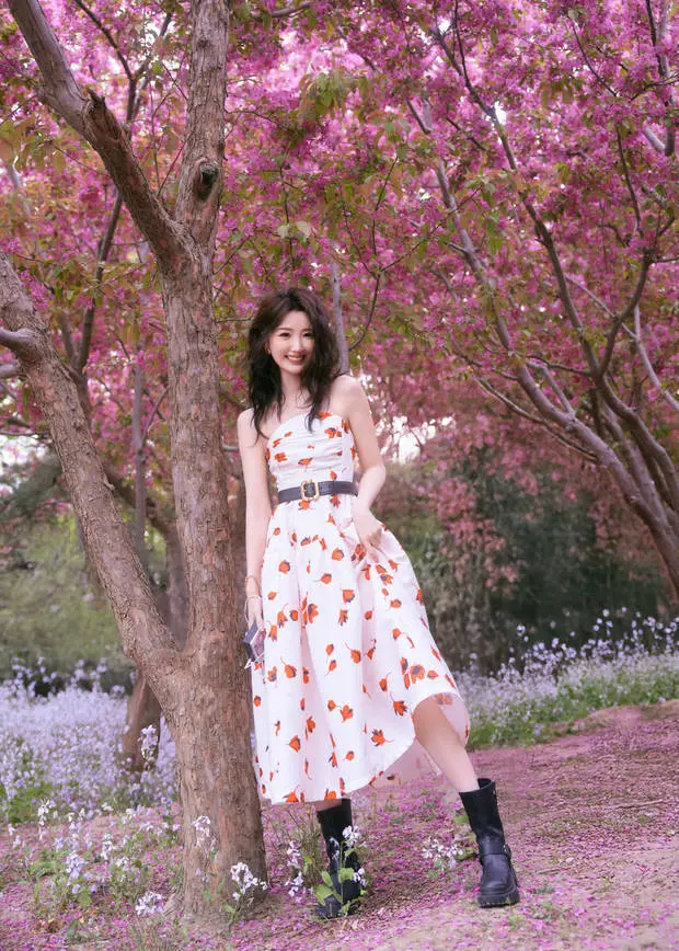 毛晓彤绽放甜美笑容，可爱迷人。