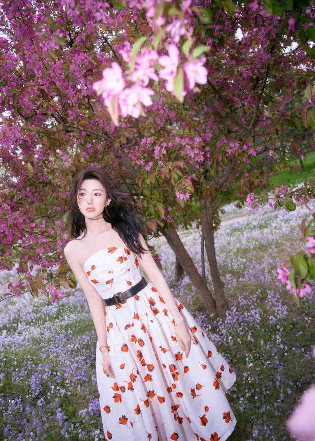 搜狐娱乐讯 5日，毛晓彤参加CCTV-4 、央视频《一年好景·立夏——青春正风华》的造型美照释出，她身着白色印花裙在公园里与繁花合影，少女感拉满！