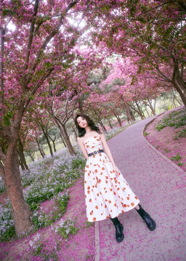 毛晓彤穿黑色皮靴又美又飒。