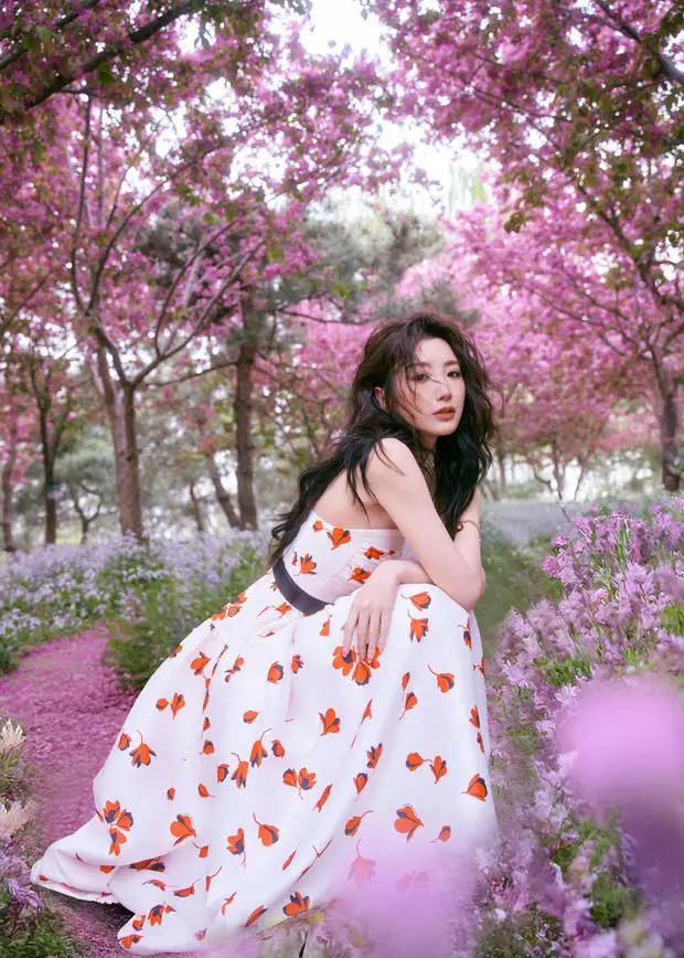毛晓彤美得像花仙子。
