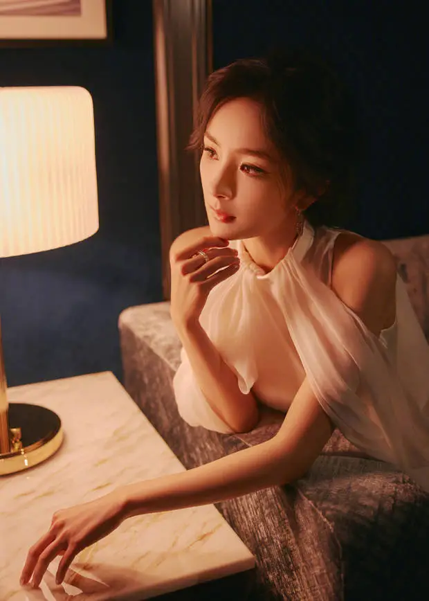 杨幂拍摄氛围感美照。