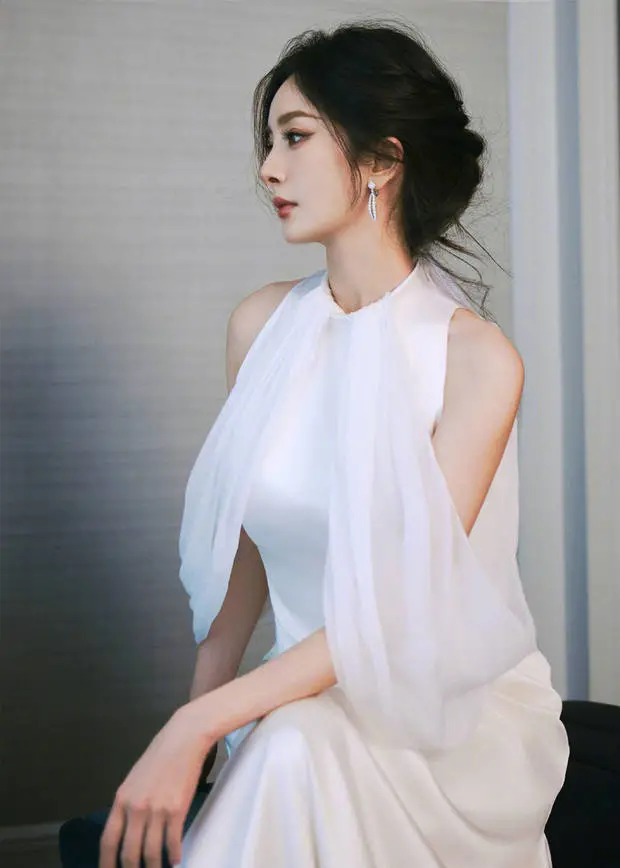杨幂一袭白裙造型简约淡雅，完全是白月光级别的美人。
