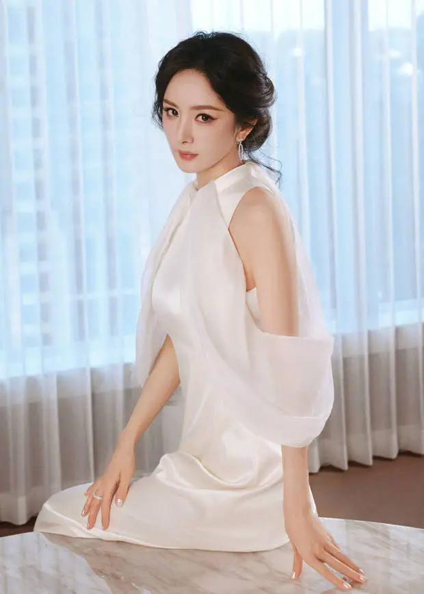 杨幂眼神超A，气场全开。