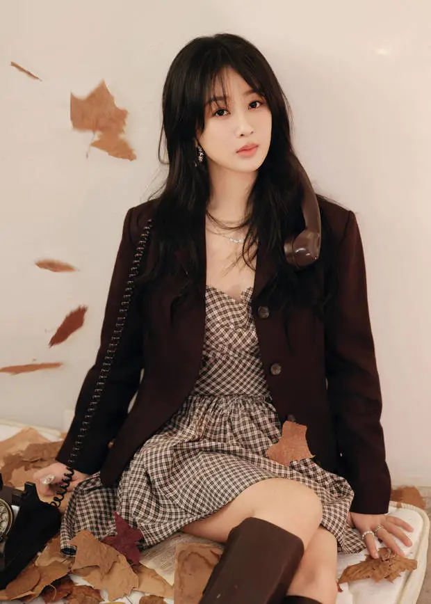 搜狐娱乐讯 11日,杨紫最新活动造型写真释出,她身穿格子裙搭配黑色西装,气质优雅知性!