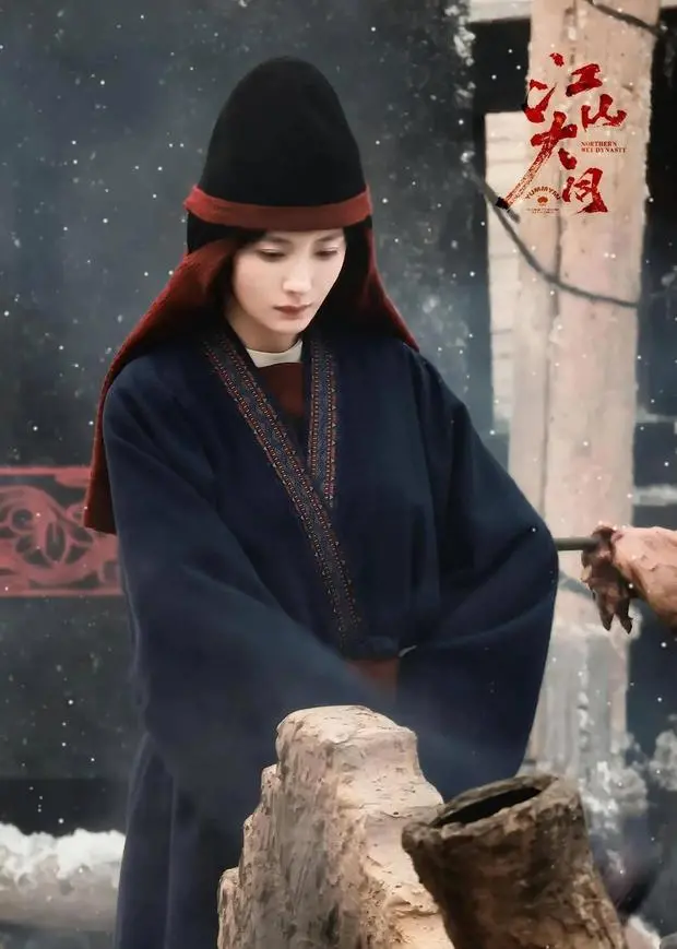 杨幂神情专注迷人。