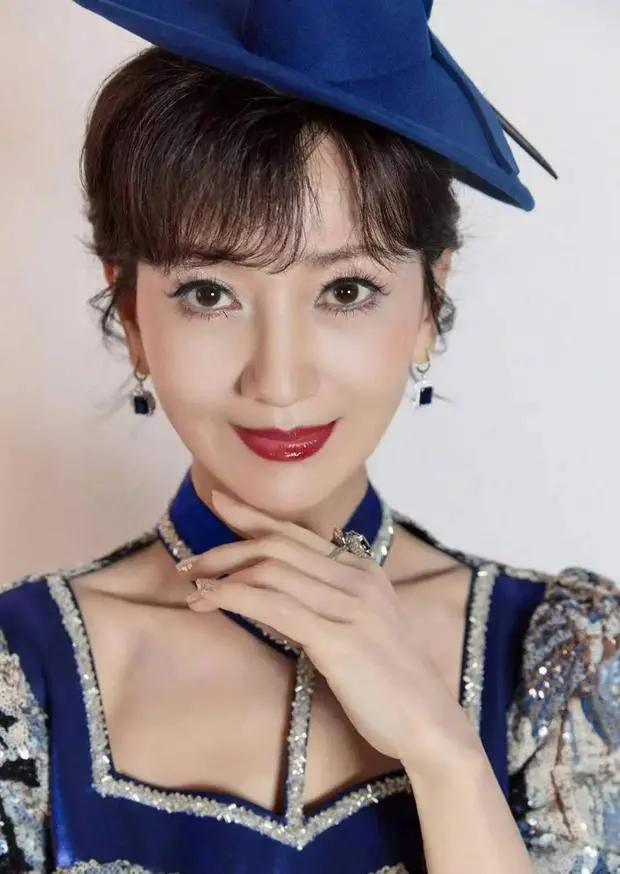 赵雅芝笑容温婉贵气十足。