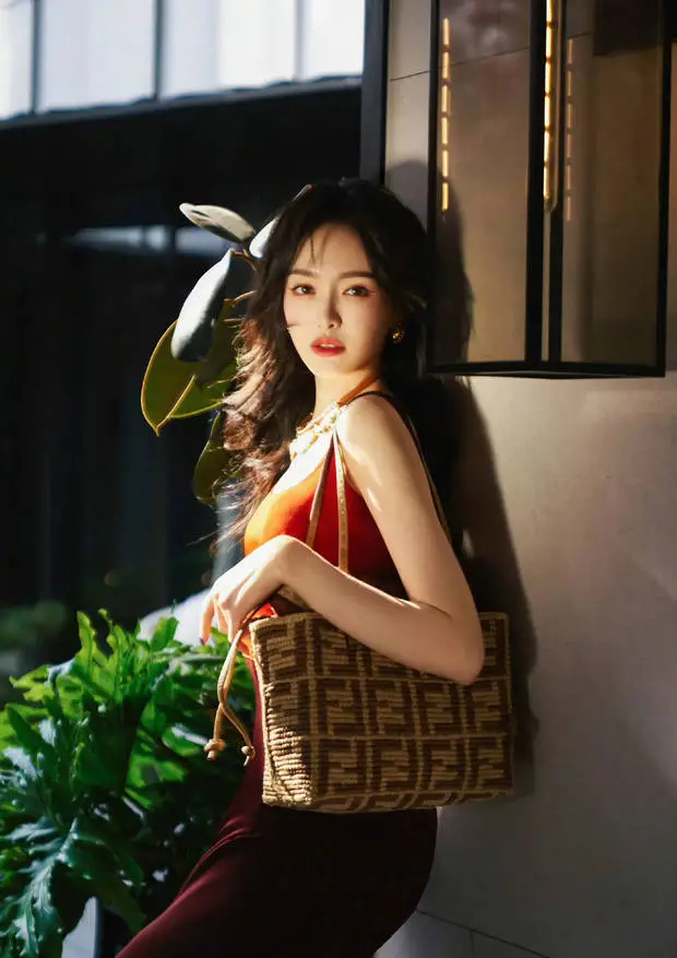 唐嫣红发大波浪风情万种。