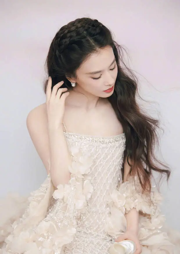 黄圣依下颌线精致。