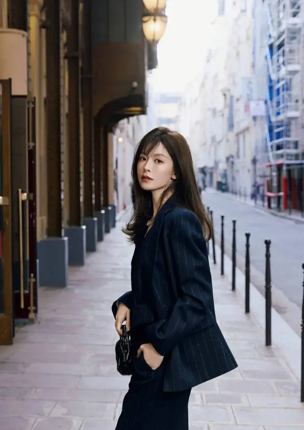 文咏珊回眸看镜头，一眼万年。