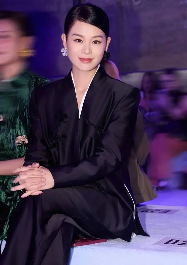 搜狐娱乐讯 近日,胡杏儿在社交平台分享一组美照。图中,她穿着新中式套装,笑容温柔。