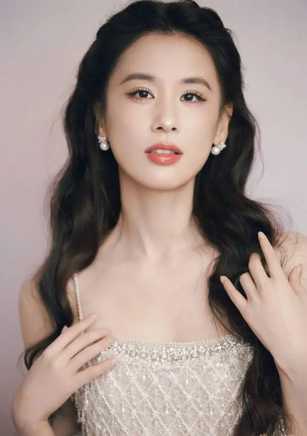 黄圣依锁骨诱人。