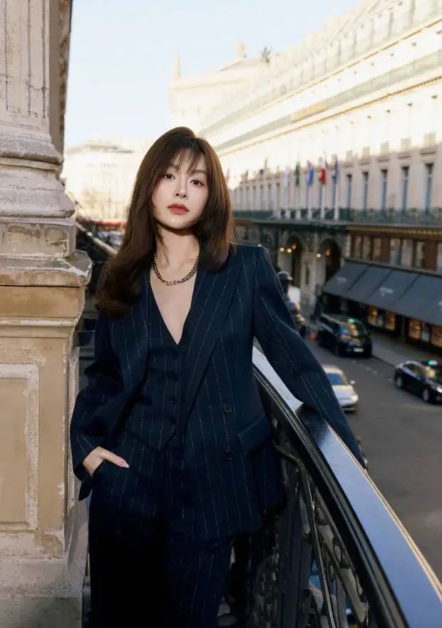 文咏珊扶栏浅笑，优雅干练。