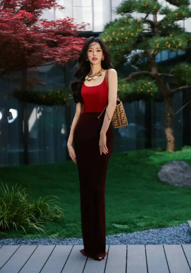 搜狐娱乐讯 近日，唐嫣一组造型写真释出，身穿红色修身背心，搭配深色包臀裙，尽显婀娜身姿。