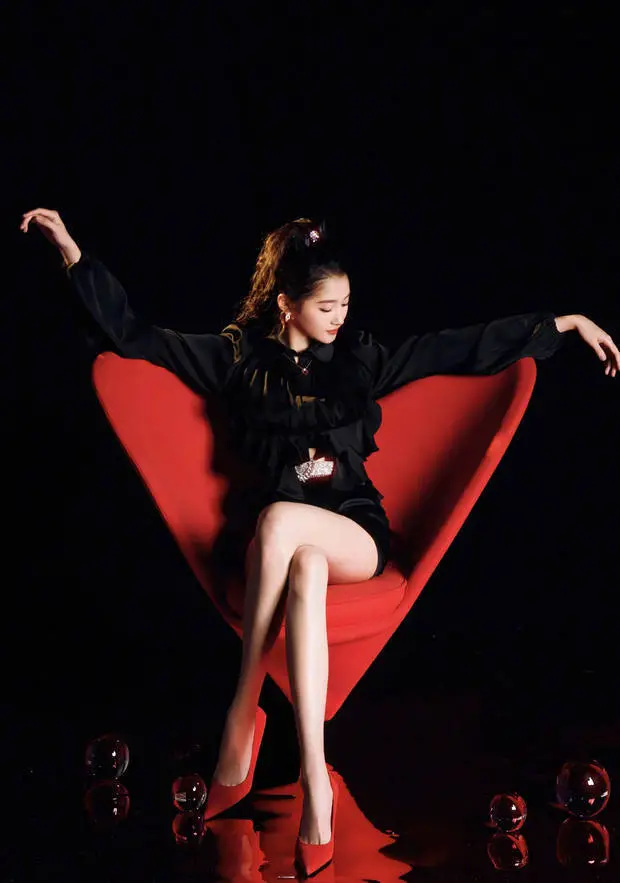 关晓彤眼神侧望,慵懒时尚。