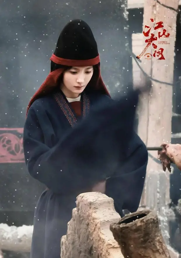 搜狐娱乐讯 近日，杨幂《江山大同》冯湮儿路透曝光，她以北魏鲜卑风造型出镜，烟火气拉满质感十足。