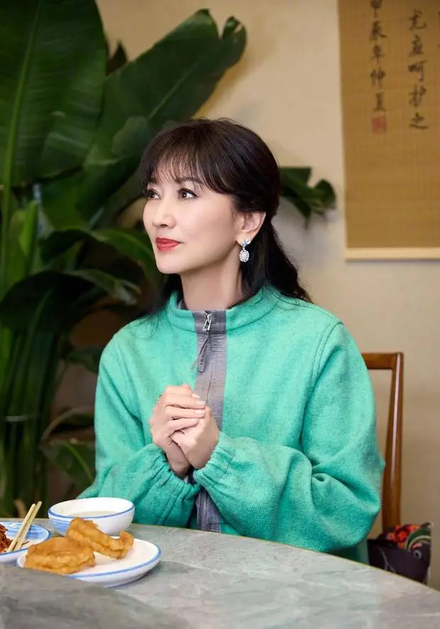 赵雅芝侧颜精致，状态超好。