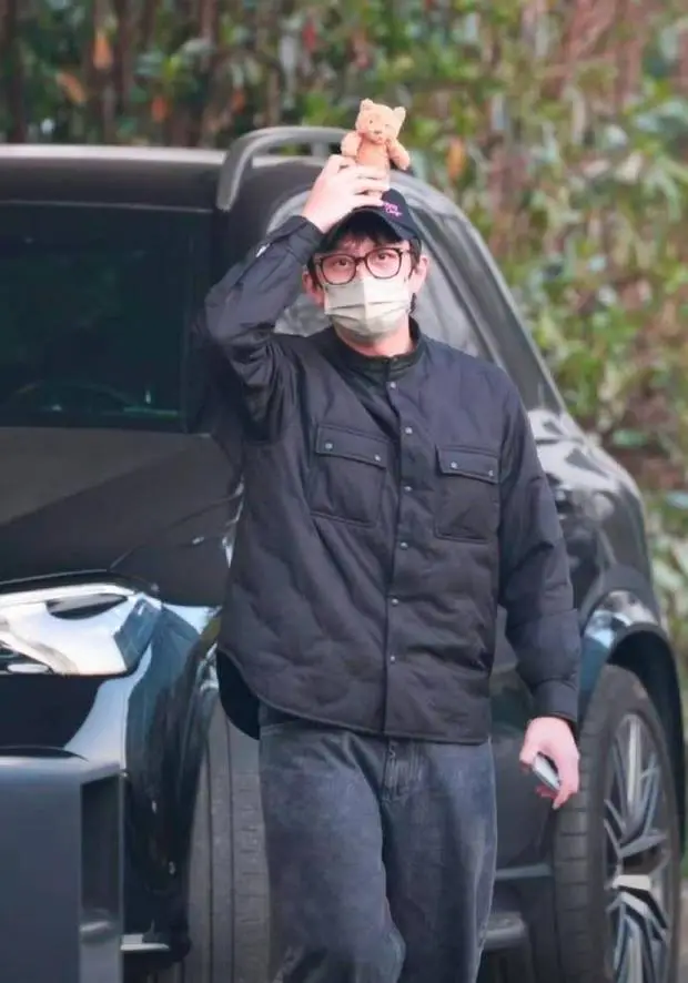 邓超对粉丝打招呼。