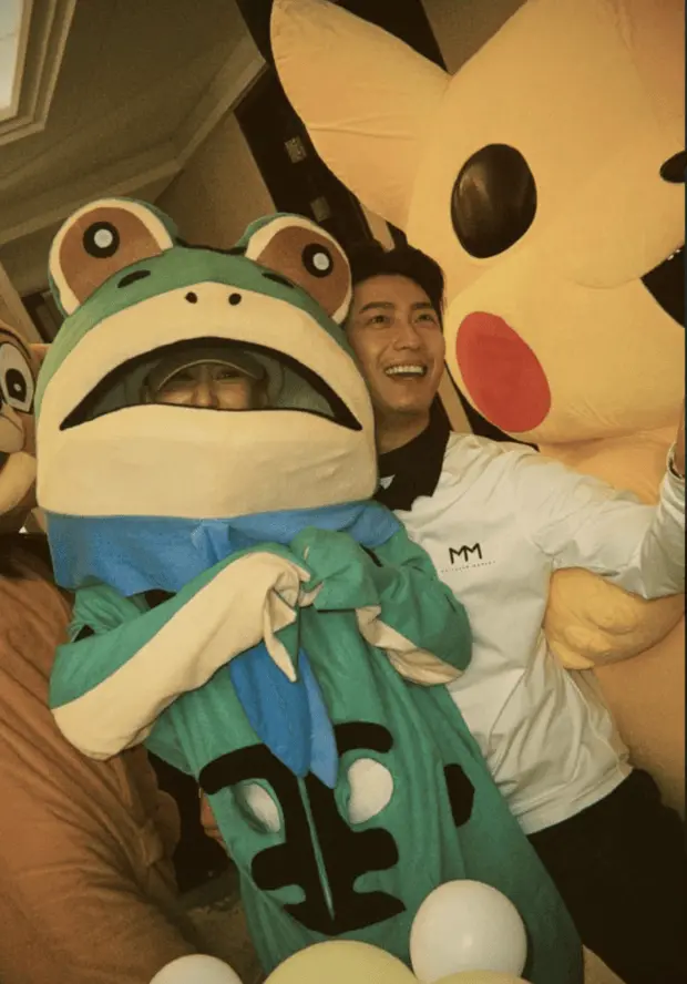 搜狐娱乐讯 近日，何超莲穿青蛙服和友人一起为窦骁庆祝37岁生日，两人甜蜜相拥，一起吹蜡烛，何超莲看向窦骁笑眼弯弯，好开心的氛围！