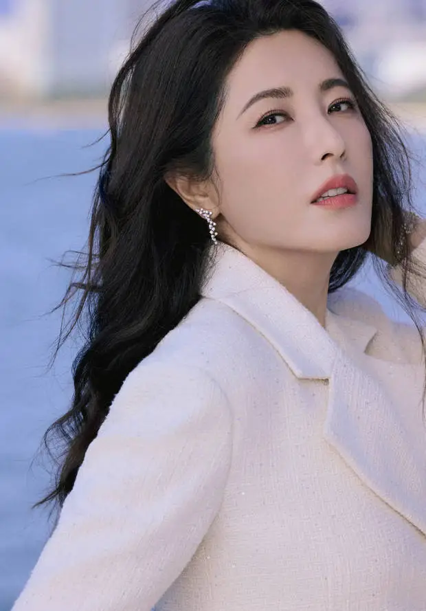 搜狐娱乐讯 12月3日，曾黎穿白色套装现身海南岛电影节，照片里的她气质优雅，对镜甜笑，风情万种。