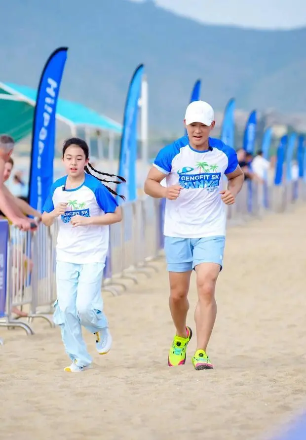 搜狐娱乐讯 近日，刘畊宏分享与小泡芙一同参加 5 公里亲子挑战赛。