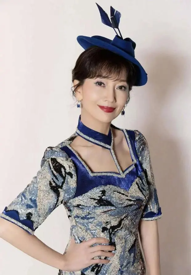 搜狐娱乐讯 近日，赵雅芝一组蓝白亮片礼服大片曝光，头戴羽毛礼帽，妆容精致，气质雍容华贵。