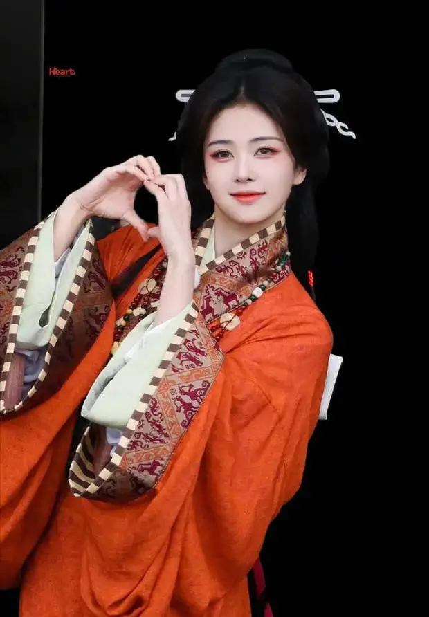 搜狐娱乐讯 近日，一组白鹿录制综艺的路透曝光，她身穿战国袍，气质优雅。