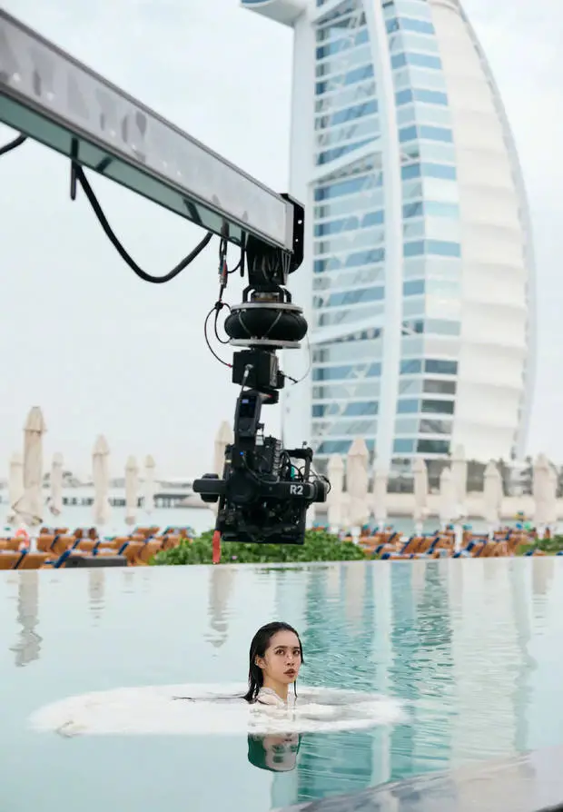 蔡依林在水中拍摄MV。