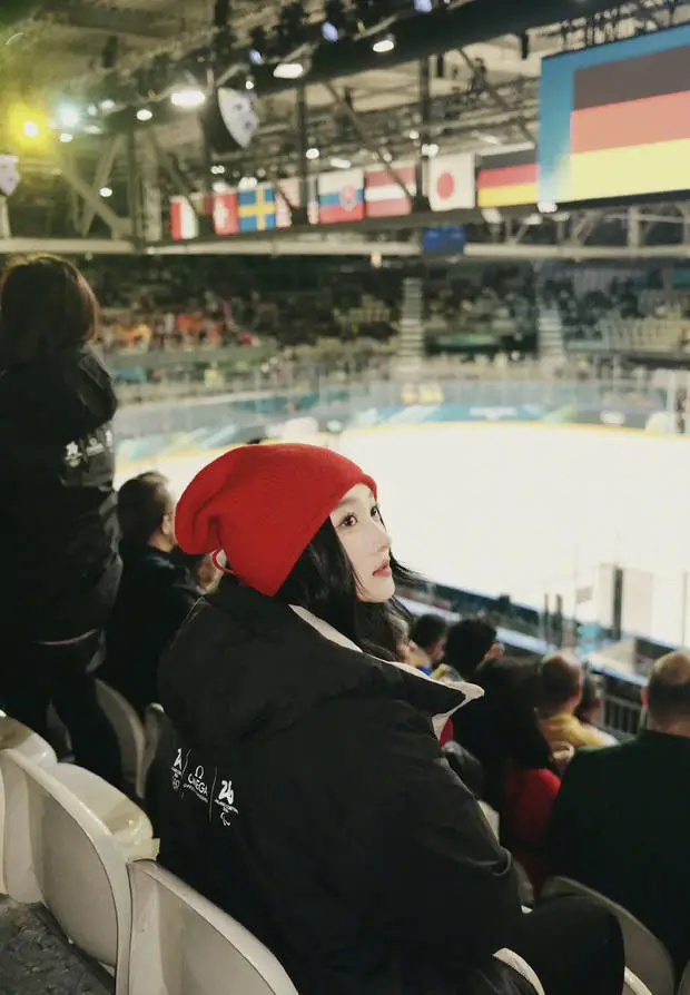 搜狐娱乐讯 2月10日，关晓彤晒出自己在米兰冬奥会观赛的美照。