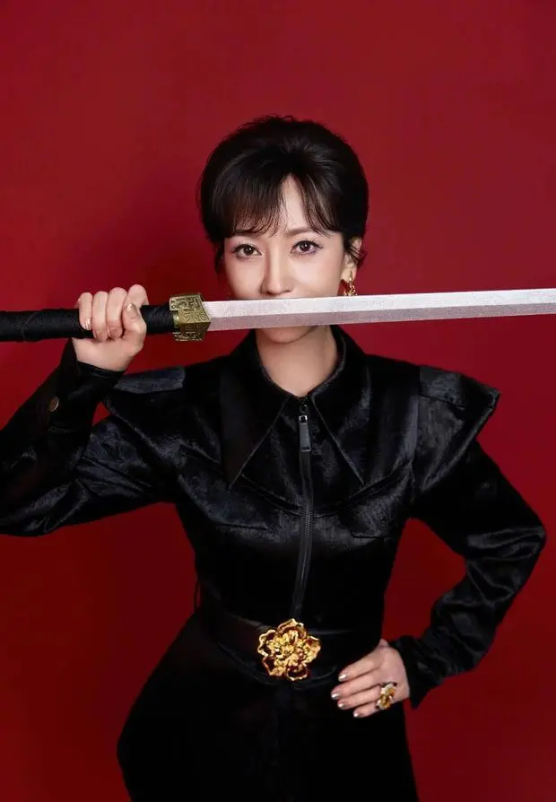 搜狐娱乐讯 4月6日，赵雅芝在社交平台分享一组最新写真，照片里的她黑衣飒爽，手持长剑，化身侠女潇洒帅气。