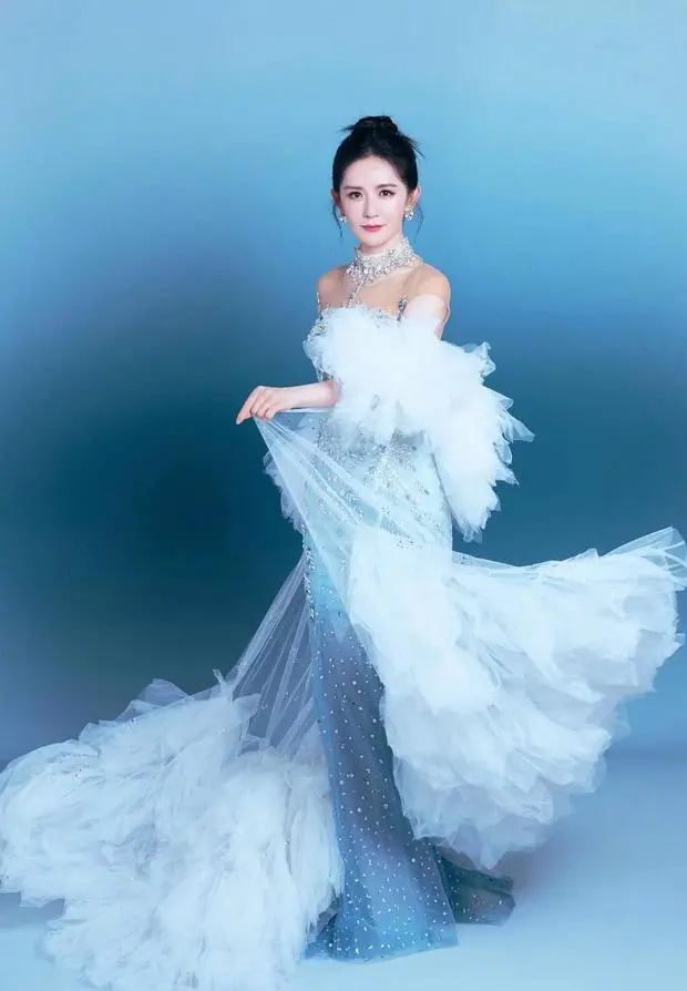 谢娜眼神沉静笃定，满满的冰雪女王范。