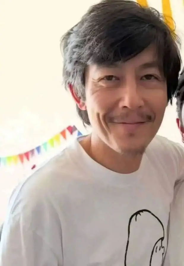 陈冠希留胡须，近照显苍老。