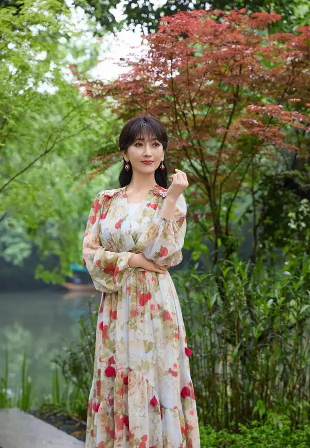 赵雅芝晒春雨天户外美照，氛围感拉满。