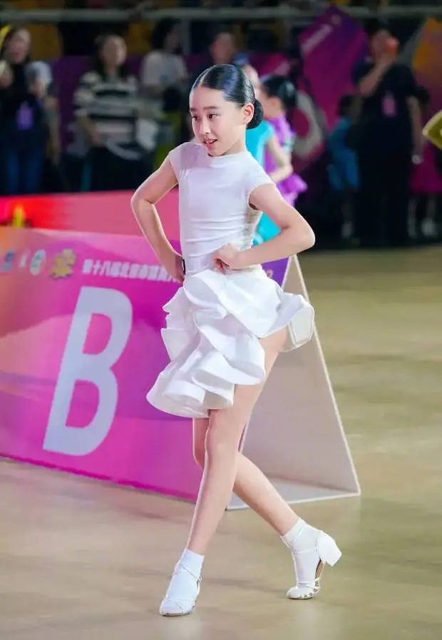 赵文卓女儿舞姿优美。