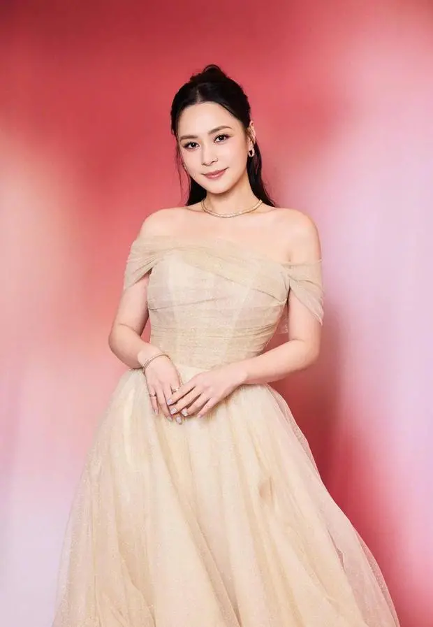 阿娇绽放温柔笑容，魅力十足。