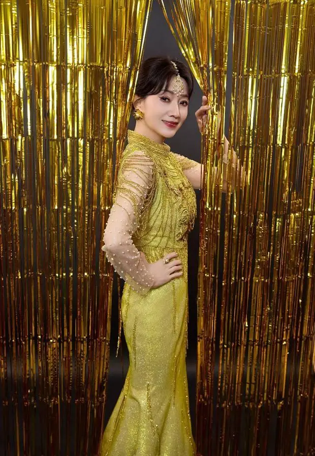 搜狐娱乐讯 5日，赵雅芝在社交平台上晒出一组写真美照，并配文称：&ldquo;追风逐绿，奔赴一场草原盛宴。&rdquo;