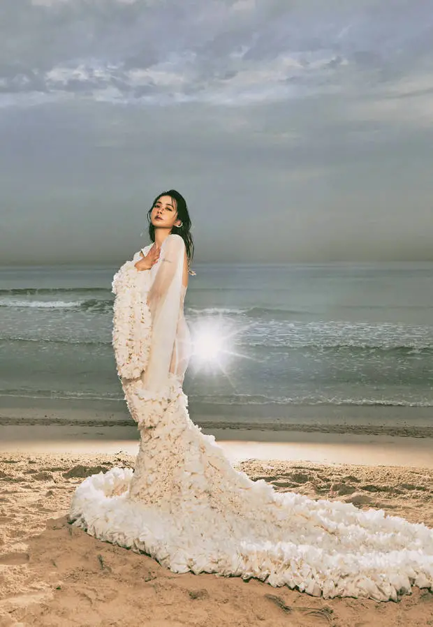 蔡依林在海边拍大片，氛围感拉满。