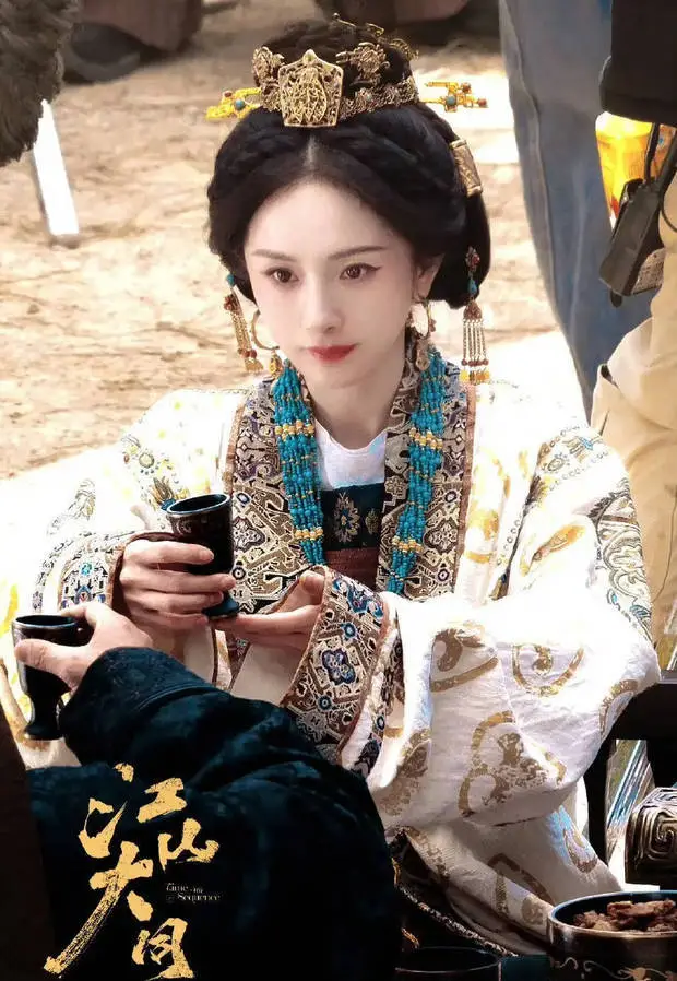 杨幂眼神里全是故事。